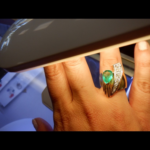Jewelry - 18k gold diamond and emerald ring